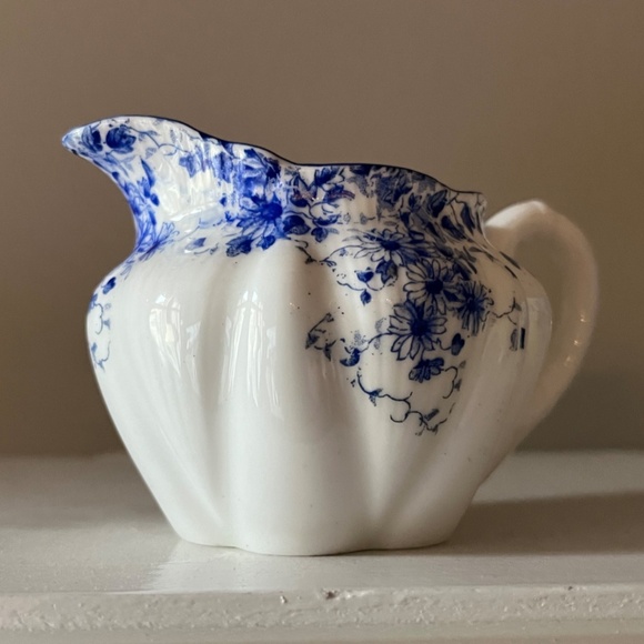 Shelly Fine Bone China Cream and Sugar - Picture 2 of 6